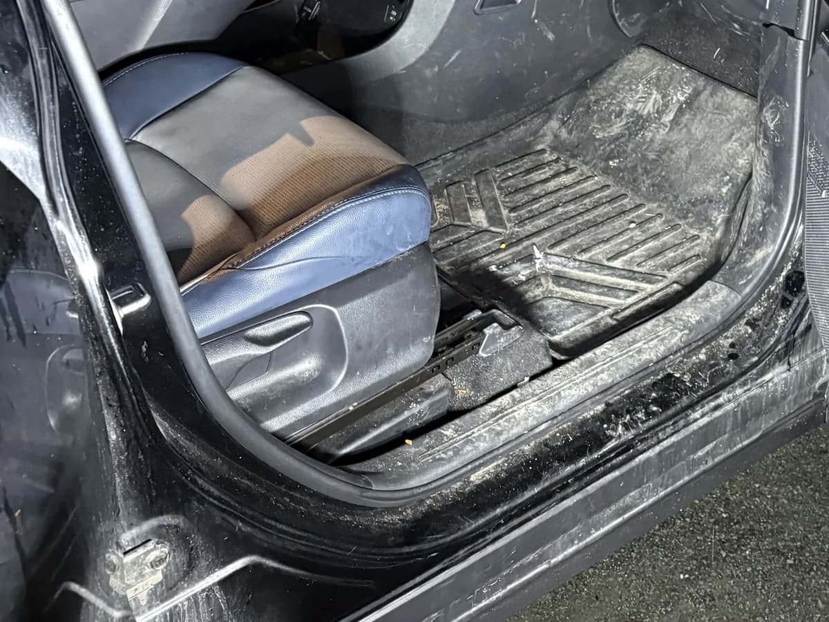Front passenger floor, before