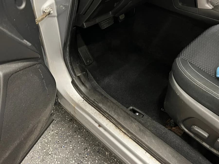 Driver's floor, mat out